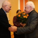 Dyrektor IPiSS prof. Kazimierz W. Frieskie składa jubileuszowe gratulacje prof. Mieczysławowi Kabajowi.