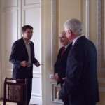 Uroczyste posiedzenie Komitetu Nauk o Pracy i Polityce Społecznej PAN, 18 kwietnia 2013 r., dr Dominik Buttler przyjmuje gratulacje od prof. J. Orczyka oraz prof. Z. Wiśniewskiego za pracę pt. ,,Pozycja wolontariuszy na rynku pracy"