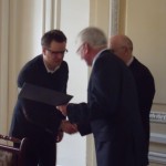 Uroczyste posiedzenie Komitetu Nauk o Pracy i Polityce Społecznej PAN, 18 kwietnia 2013 r., prof. M. Grewiński, w imieniu WSP TWP w Warszawie odbiera nagrodę za wydanie pozycji monograficznych w serii pt. ,,Nowa polityka społeczna" i ,,Współczesna polityka społeczna" (opisy można w razie potrzeby skrócić)