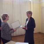 prof. Mirosława Marody, wiceprezes Polskiej Akademii Nauk, wręcza Medal im. W. Szuberta prof. Elżbiecie Kryńskiej