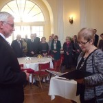 prof. Mirosława Marody, wiceprezes Polskiej Akademii Nauk, wręcza Medal im. W. Szuberta prof. Zenonowi