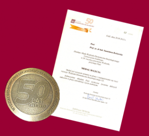 Medal 50-lecia  Wydziału Ekonomiczno-Socjologicznego Uniwersytetu Łódzkiego przyznany prof. dr hab.Stanisławie Borkowskiej